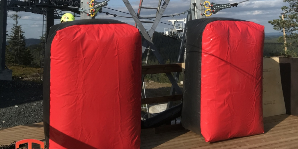 Denk je erover om op een zipline-avontuur te gaan? Zoek naar operators die prioriteit geven aan veiligheid door Emergency Arrest Devices (EAD's) in hun activiteiten op te nemen.