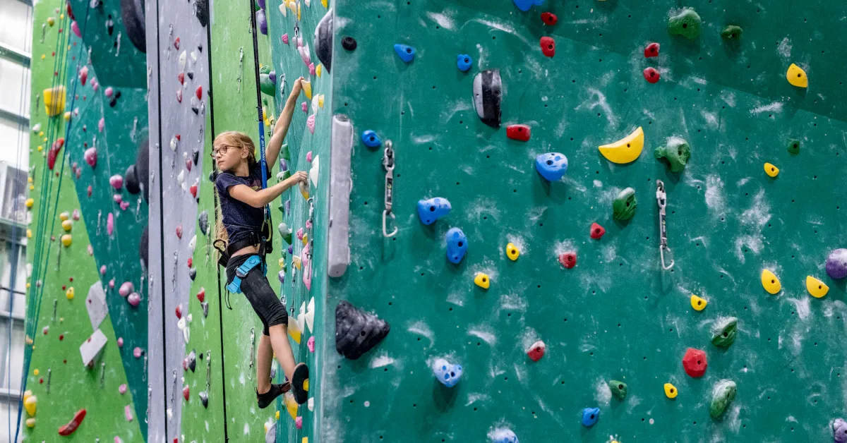 TruBlue Auto Belay im Einsatz an einer Kletterwand als hochmodernes Sicherungsgerät