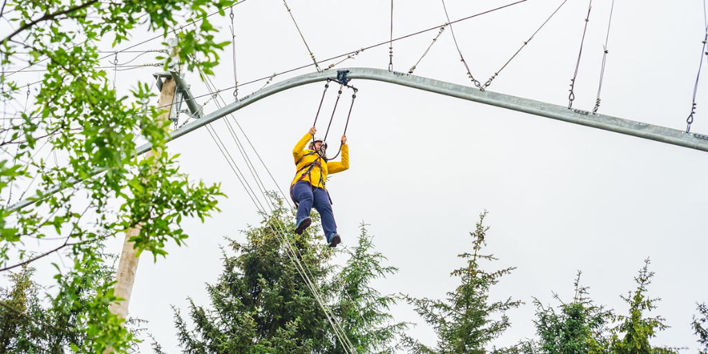 De ZipCoaster biedt een spannend en uniek avontuur dat de opwinding van een achtbaan combineert met de vrijheid van een zipline.