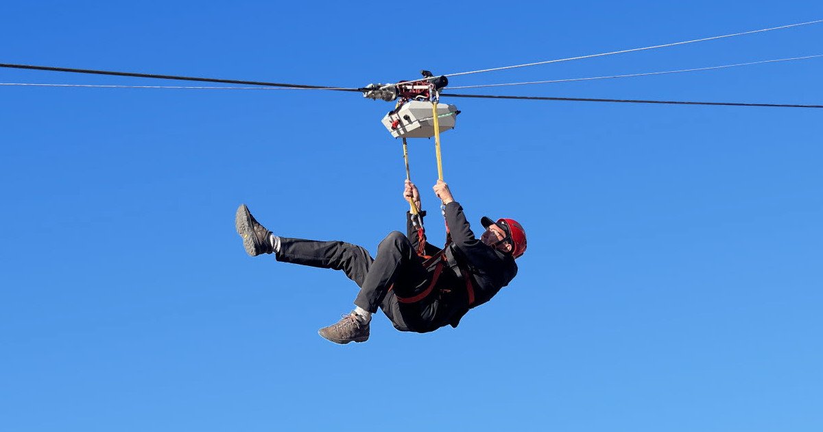 Erschließen Sie höhere Effizienz und Rentabilität für Ihren Seilbahnbetrieb mit bi-direktionaler Rollentechnologie. Erfahren Sie, wie diese Innovation Arbeitskosten senkt, den Durchsatz erhöht und das Kundenerlebnis verbessert.