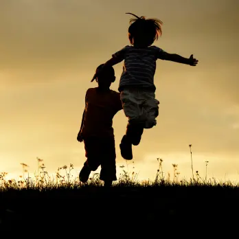 Skywalker natuurlijk speeltoestel — houten constructies geïntegreerd in het omringende landschap