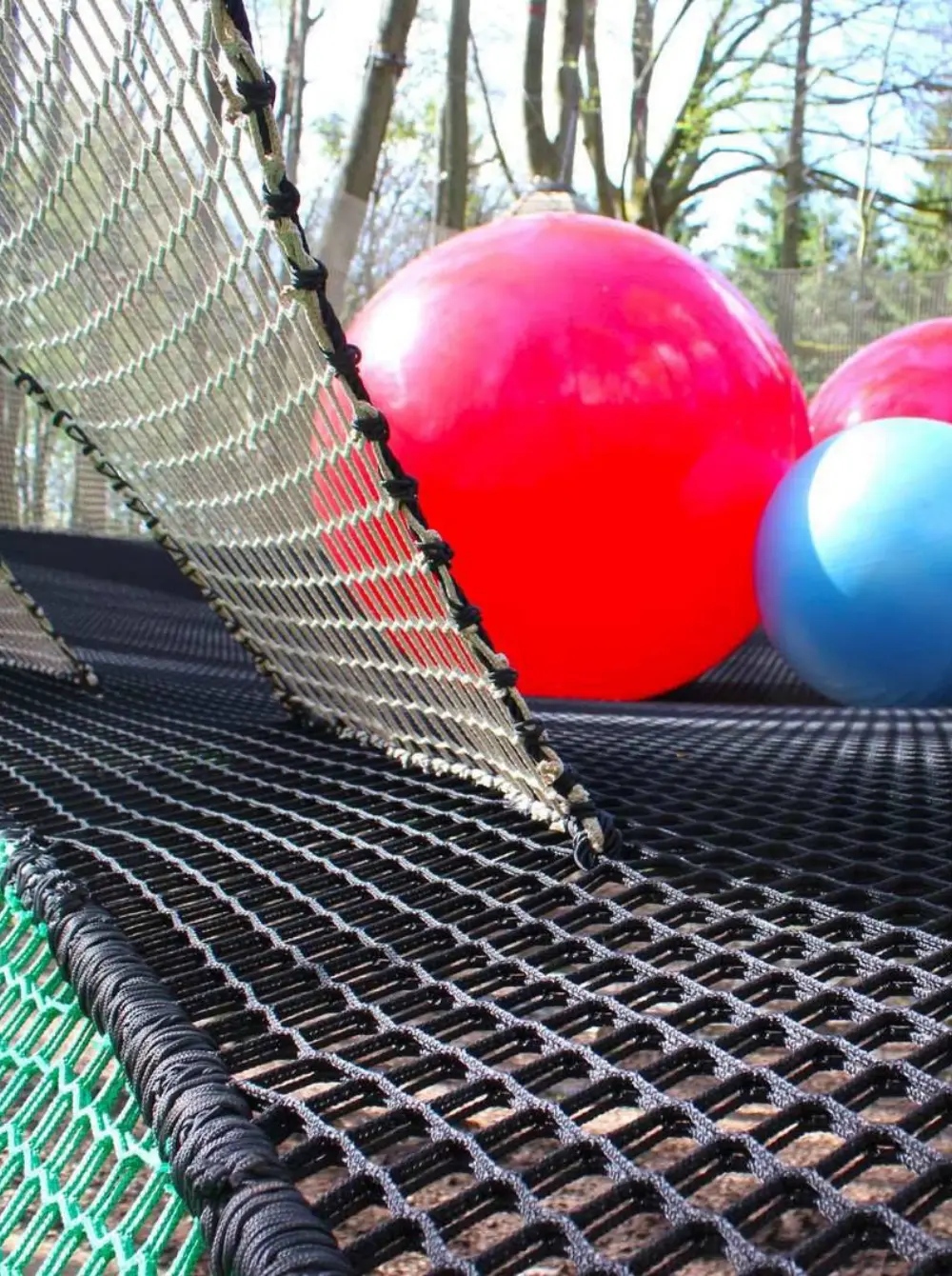 Abenteuerpark gebaut mit natürlichen Materialien — Skywalker ökologischer Designansatz