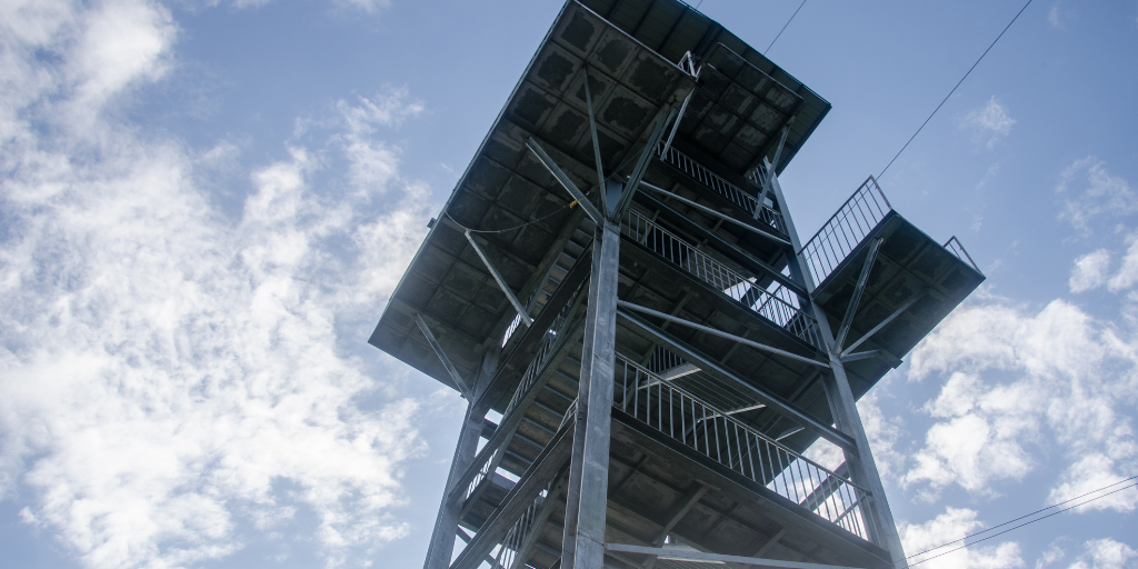 ¿Busca un socio fiable para el diseño y la ingeniería de su proyecto de tirolina? No busque más, Skywalker es el líder mundial en equipamiento e ingeniería de tirolesas.