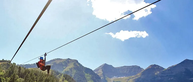 Een hoogwaardige stalen zipline-kabel gemonteerd tussen de bomen