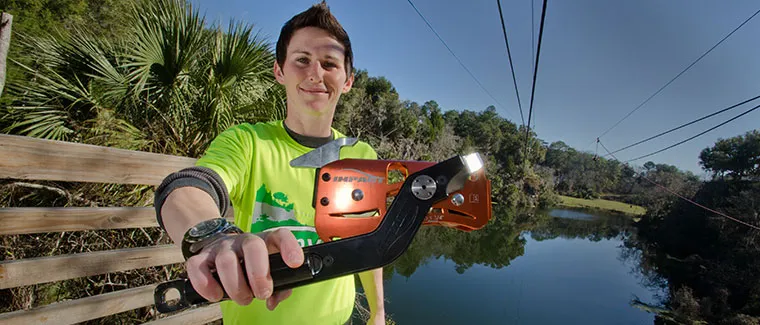 Gedetailleerde weergave van een robuuste zipline-trolley op een stalen kabel